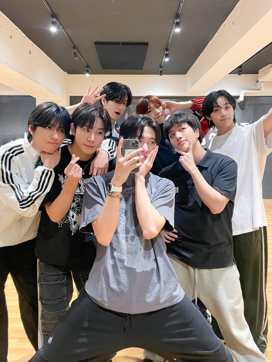TRENDZ_OFFCL's tweet photo. 📷 

프렌드지 안녕😚👋 

#TRENDZ #트렌드지 https://t.co/Iqh2nTRLpU