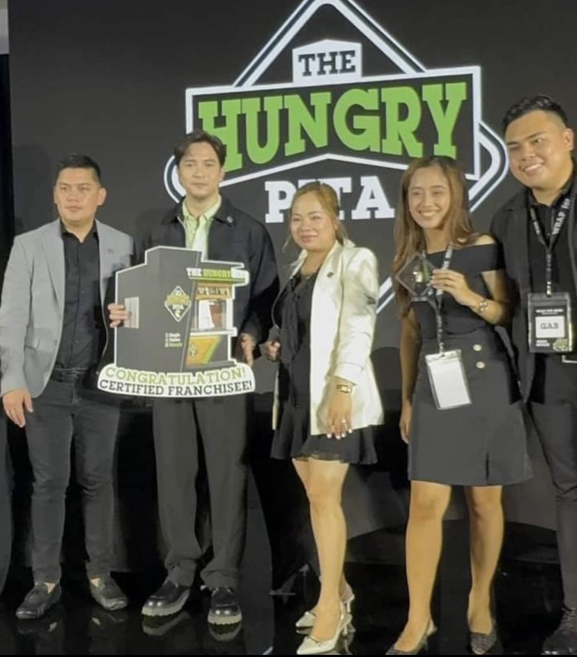 bluehea71491450's tweet photo. the first endorser of hungry pita and 
117th franchisee of the brand. 
congratulations  @aldenrichards02
saan ang branch mo para dun kami oorder?

#ALDENisHungry 
#ALDENRichards
TheHungryPita welcomesALDEN https://t.co/vp1qsJt3ts