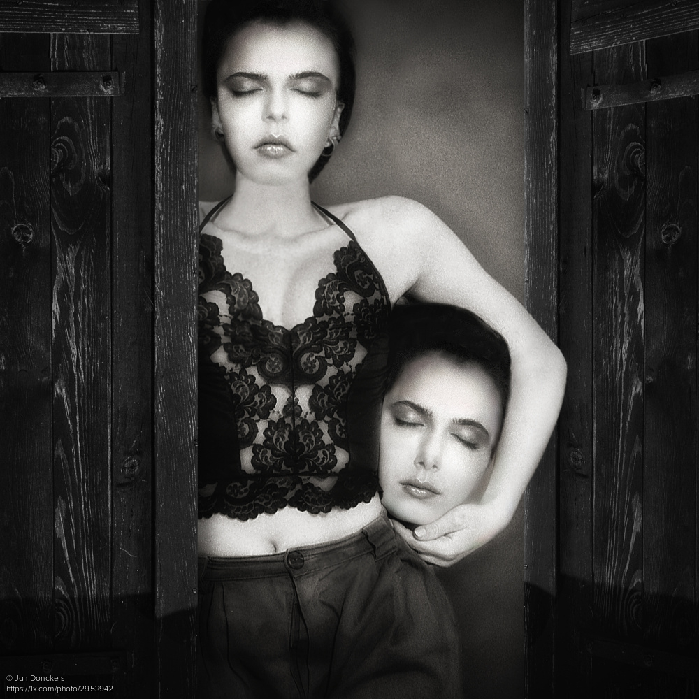 1x_com's tweet photo. Conceptual portrait titled 'losing my head' by Jan Donckers. https://t.co/aVBe96GZVf #conceptart #portrait #woman #doublehead #head #two #blackandwhitephotography #fineart https://t.co/Ldbam0Sl6I