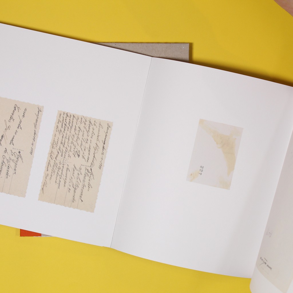 ArtMetropole's tweet photo. Lady Readers by Sara Knelman, designed by Daniel Alexander (2024)⁠

⁠
Edition of 450⁠
⁠
#ArtistBook #PhotoBook #LadyReaders #SaraKnelman #DanielAlexander #OttobyPress #PhotographyBook #BookDesign #WomenReaders ⁠ https://t.co/mvmFSMJ9Mx