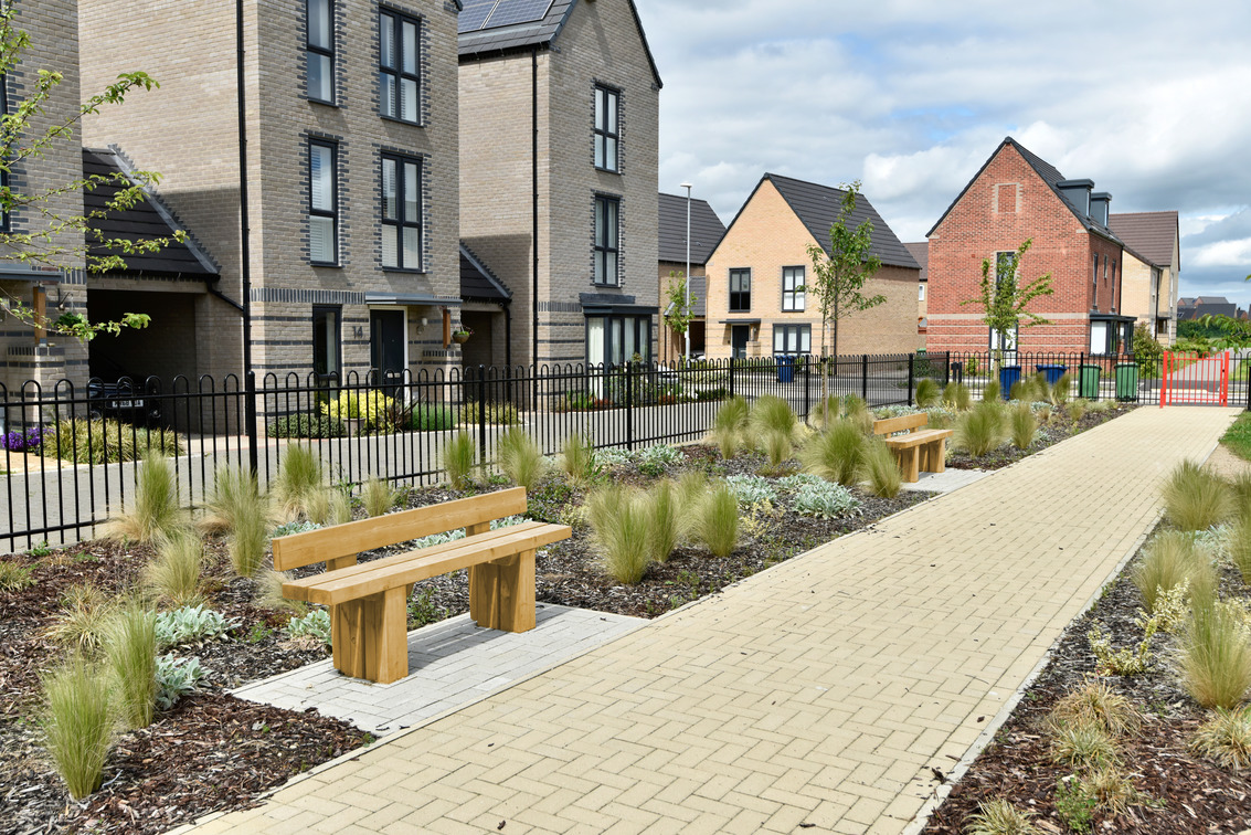 We designed and manufactured Whitwell and Cuerdon Benches, as well as Brocastle Picnic Benches for ample outdoor seating at Northstowe in Cambridge.
See the full case study here: ow.ly/mxiE50TQvsz
#Broxap #Seating #OutdoorPlay #Sculpture