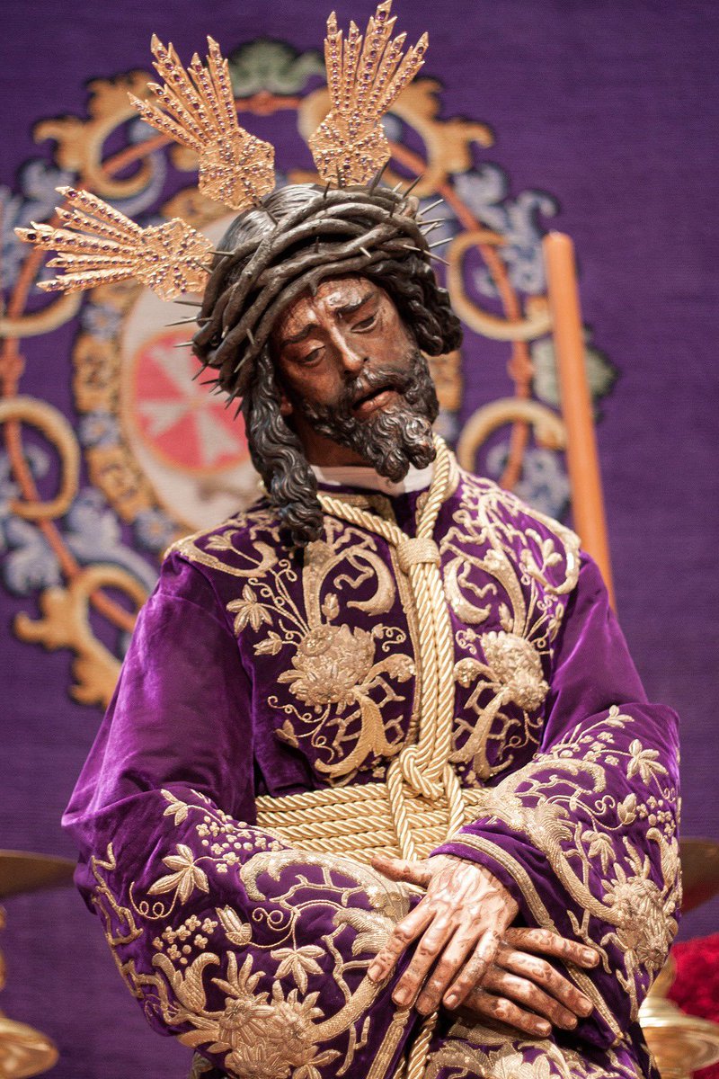 "No tengáis miedo de mirarlo a Él! Mirad al Señor: ¿Qué veis? [...] Mirad al Señor y descubriréis en Él el rostro mismo de Dios. Jesús es la Palabra que Dios tenía que decir al mundo. Es Dios mismo que ha venido a compartir nuestra existencia."

San Juan Pablo II, ora pro nobis.