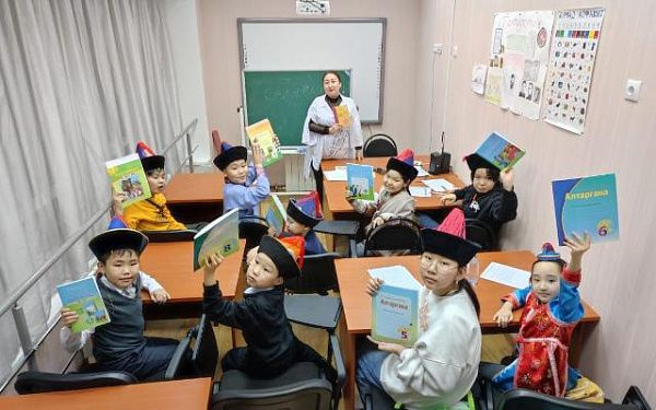 SamigullaK93497's tweet photo. Despite Buryatia being part of Russia, Buryats make up only 30% of the population, and their language is systematically erased. No schools teach fully in Buryat, and university education in it is banned. Activists fighting to preserve the language face persecution as "extremists" https://t.co/IvBv3x0ymK
