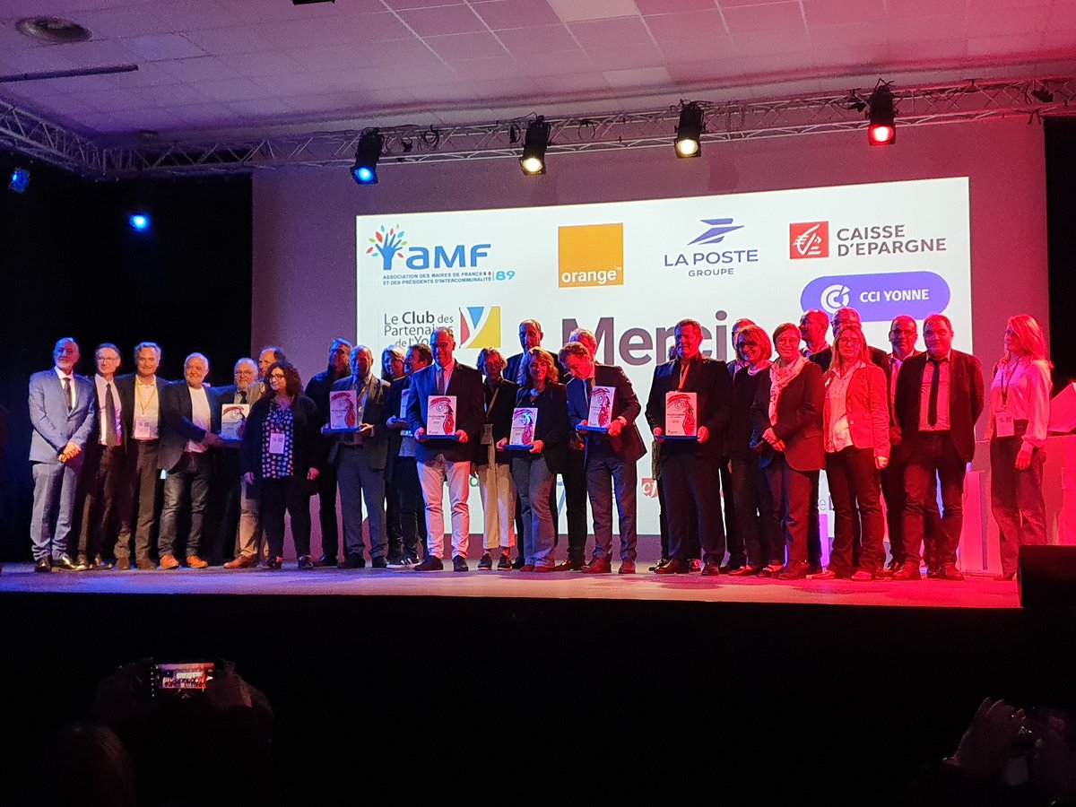 Prefet89's tweet image. @Prefet89 a participé à la remise des Mariannes de l'#Yonne, orchestrée par l'Association des maires de
France et des  présidents d'intercommunalité de l'Yonne.🏆Ces trophées célèbrent les #initiatives
innovantes des #communes et #intercommunalités.
Bravo à tous les lauréats !👏