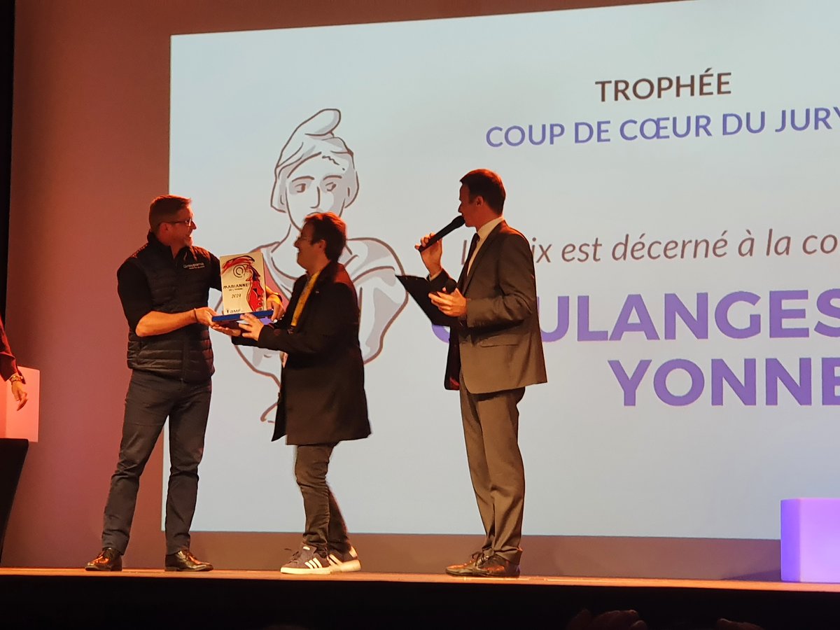 Prefet89's tweet image. @Prefet89 a participé à la remise des Mariannes de l'#Yonne, orchestrée par l'Association des maires de
France et des  présidents d'intercommunalité de l'Yonne.🏆Ces trophées célèbrent les #initiatives
innovantes des #communes et #intercommunalités.
Bravo à tous les lauréats !👏