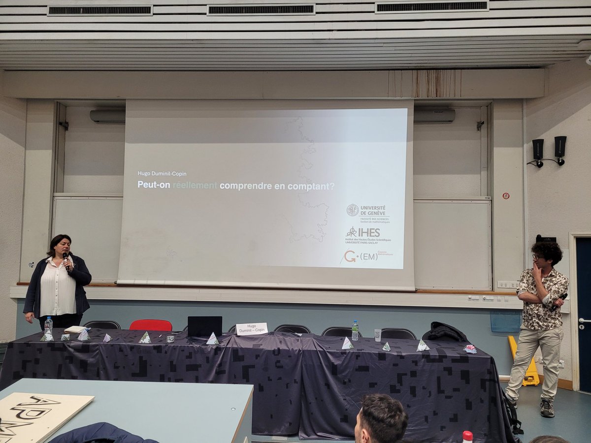 <a href="/Alice8076/">Alice Ernoult</a> présente Hugo Duminil-Copin.
Conférence de clôture des #jnapmep : Peut-on réellement comprendre en comptant ?