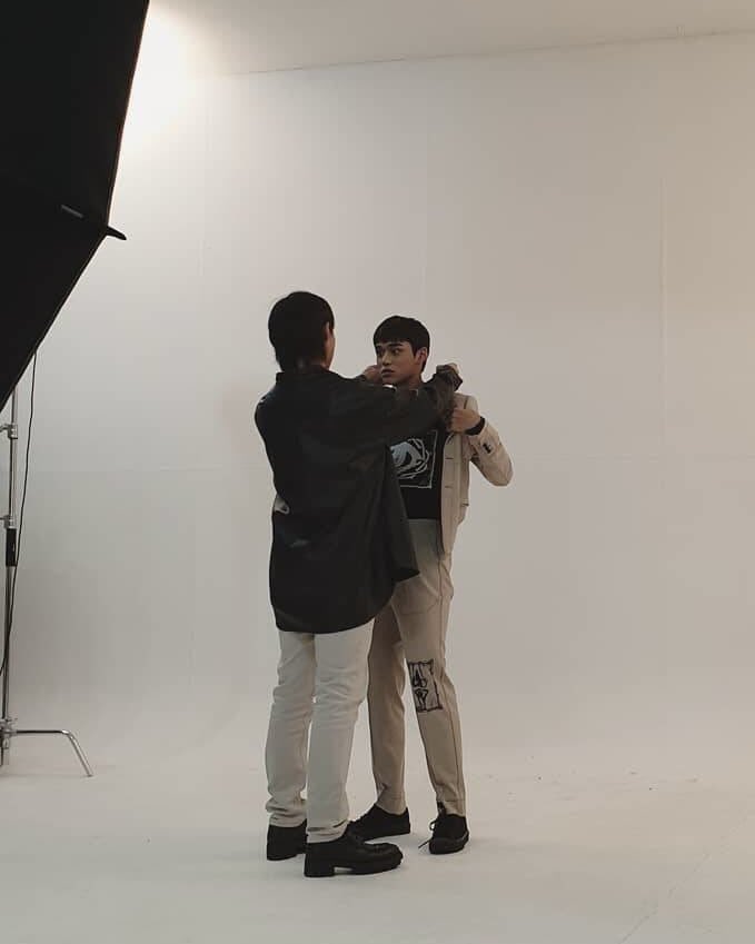 444feed's tweet photo. #LUCAS is effortlessly amazing as a runway model, but i'm also so proud of him for always being someone praised by the designers and staff

(translated repo from backstage staff of Charms show in 2018) https://t.co/FJZFUoQdA7