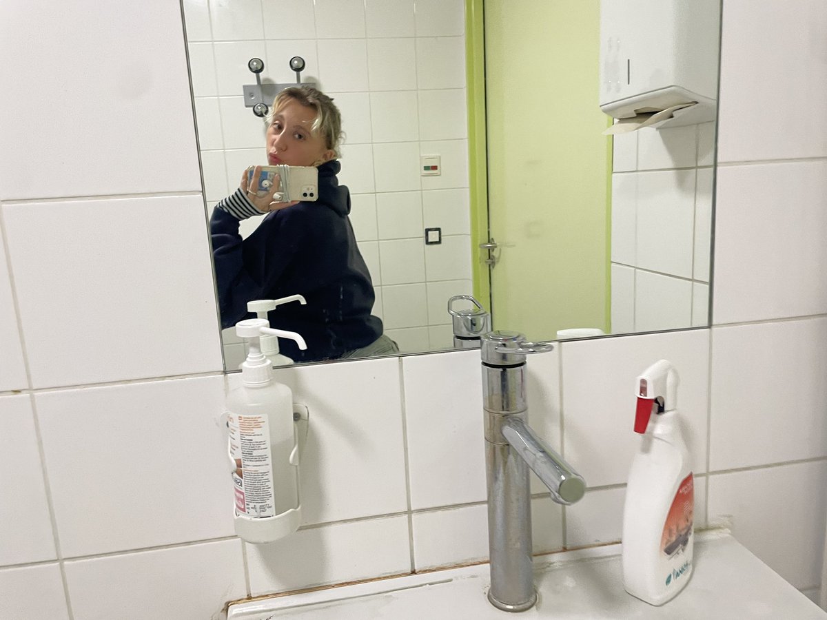 Kiranywhere's tweet photo. petits selfies à l'hôpital ✌🏼✌🏼✌🏼✌🏼 https://t.co/NAtQdYRgcS