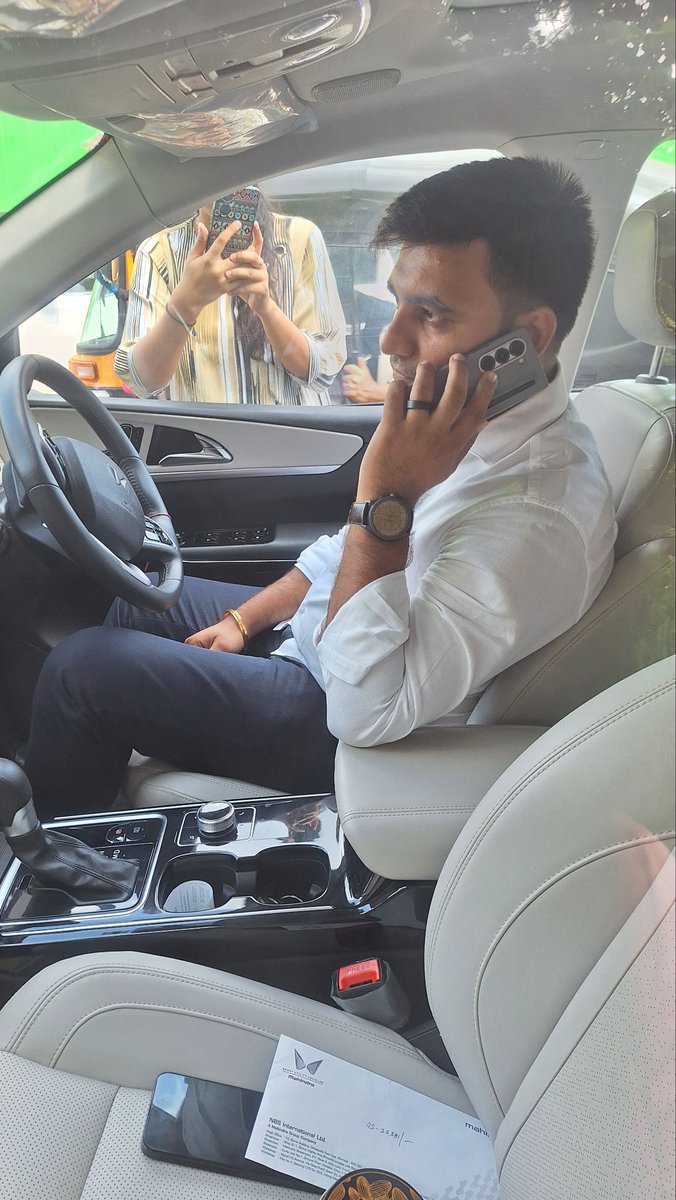 krunalsoni117's tweet photo. @MTPHereToHelp This guy's hit our car purposely. Instead of apologise he is showing attitude and giving us threat.
I even dial 100 but no response 
Please do something of this system.
#nitingadkari #MumbaiPolice #EknathShinde #DevendraFadnavis https://t.co/0nxm7d458G