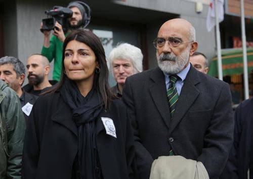 AltanSan's tweet photo. Bu fotoğrafı ne zaman görsem derin bir şekilde yaralanmama rağmen,çok da seviyorum..
Bir oğul ve bir torunun yüzünde gördüğüm o acı, sahip oldukları armağanın da ne kadar büyük olduğunu gösteriyor bana.. 
9. yılında büyük bir özlem ve sevgiyle.. 22 Ekim 2015
#çetinaltan https://t.co/mpjcxPjIrK