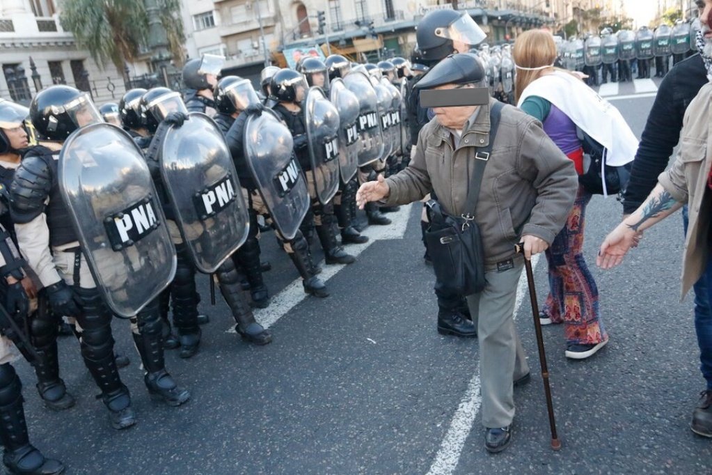 ViejaGuardia_VG's tweet photo. Cuando la tiranía oficialista es ley, la revolución viejefesista es orden.
Nos vemos en las barricadas.
#FUERADECARTHAGO #VoyALaPrevia #ByBOUT https://t.co/oTjrPE1WWH
