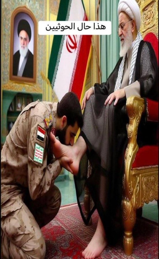alsarwi_a's tweet photo. مشهد يفضح بما لا يدع مجالاً للشك أن هذه الزمة الحوثية إنما أتباع للفرس ومصنفين لدى الفرس بمرتبة حذاء ( أكرم الله القراء الشرفاء ) وهذه الممارسات العلنية ، فكيف بهم عندما يخلون إلى شياطينهم ما هي درجات الانبطاح التي يقدمونها بين أيديهم ؟
رغم أننا رأينا أحد هذه الممارسات عندما نزل محمد البخيتي يقبل قدم المعمم الإيراني في مشهد مقزز تأباه أي نفس لديها كرامة أو عزة أو رجولة ، حتى العبيد على أيام الرق لم يكونوا يقبلوا أقدام أسيادهم .
وهذه صورة البخيتي يقبل قدم المعمم .