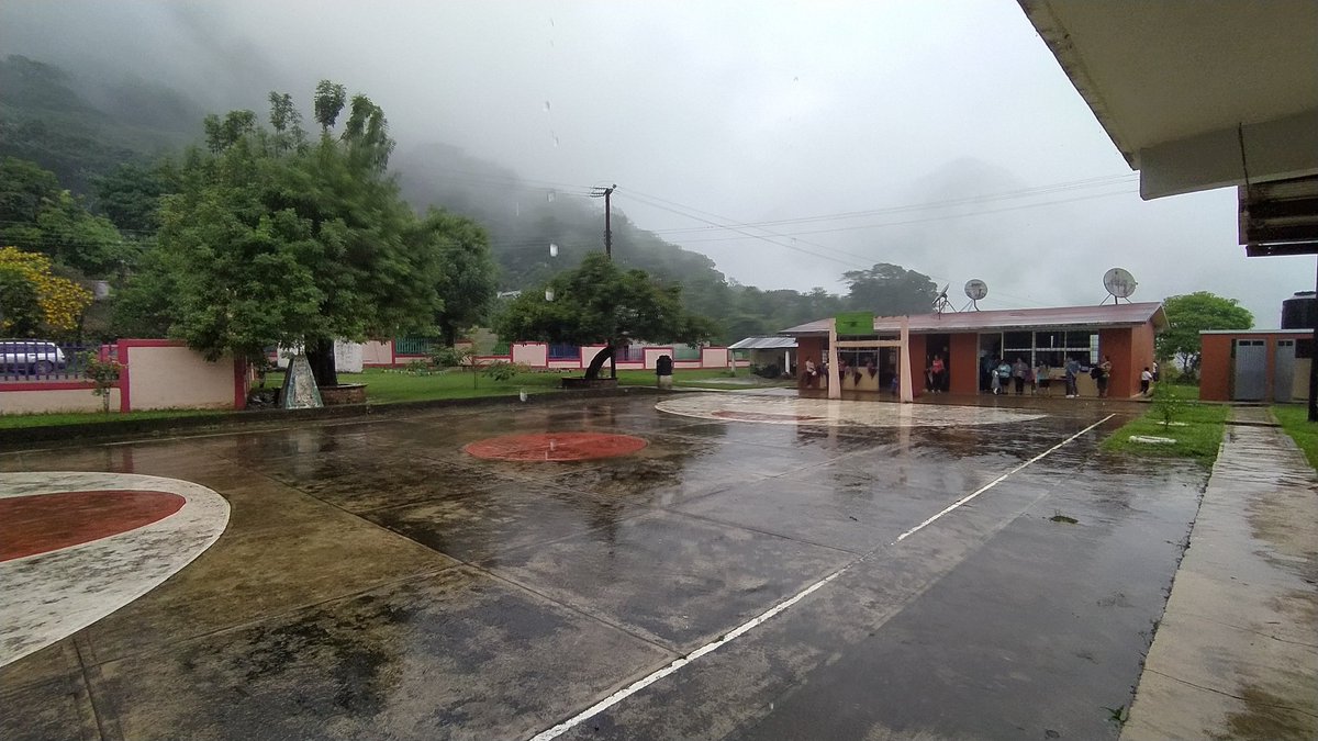 kamel101219's tweet photo. El Techado de la cancha de nuestra escuela, nos ayudaría mucho!!!😖🙂 https://t.co/Eh4a8jfhlj