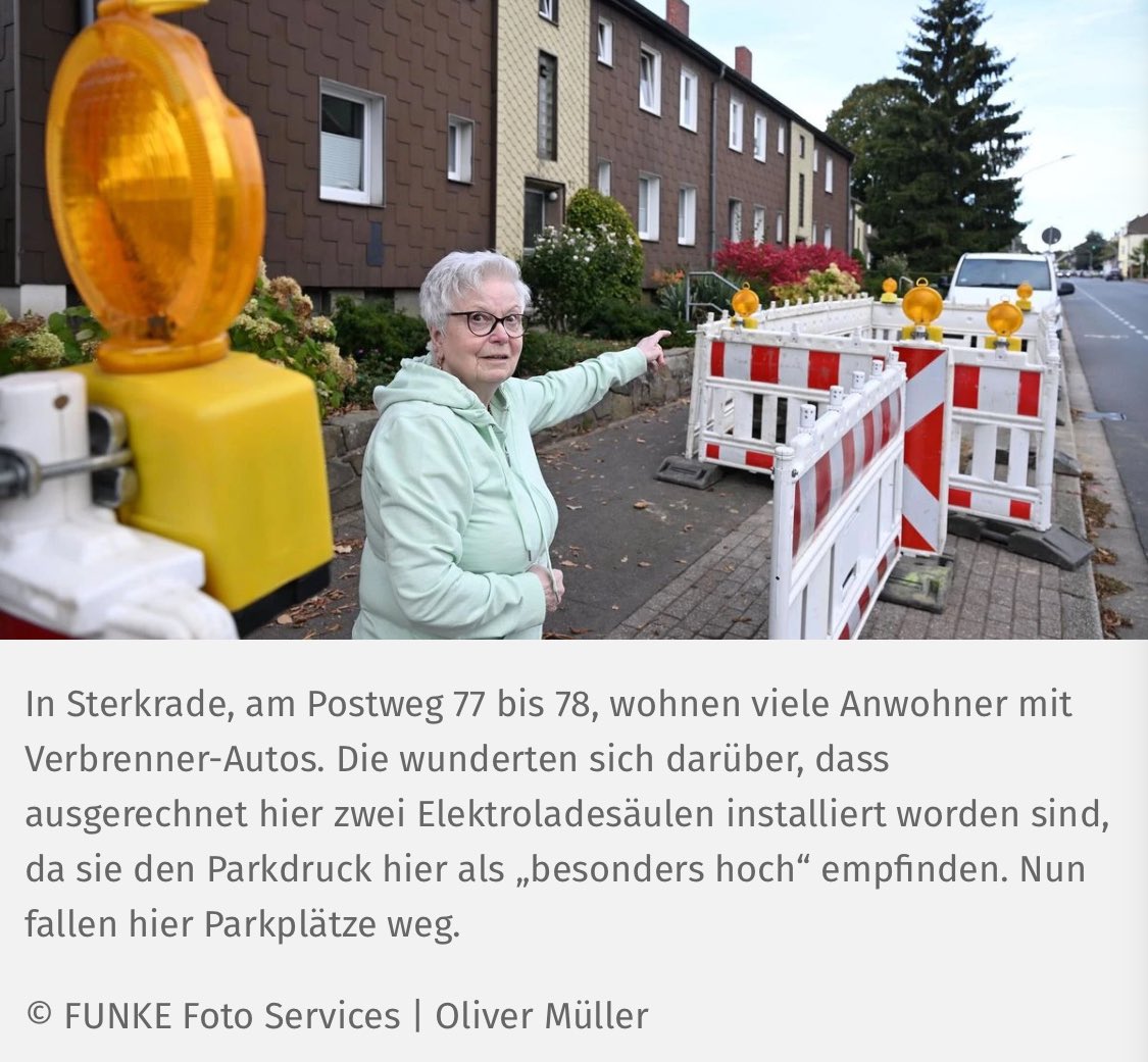 RentnerdaDz's tweet image. Rentnerin zeigt wo zwei Elektroladesäulen entstehen. 

Das Menschenrecht auf einen Parkplatz für den eigenen Verbrenner im öffentlichen Raum wird erneut mit Füßen getreten!
