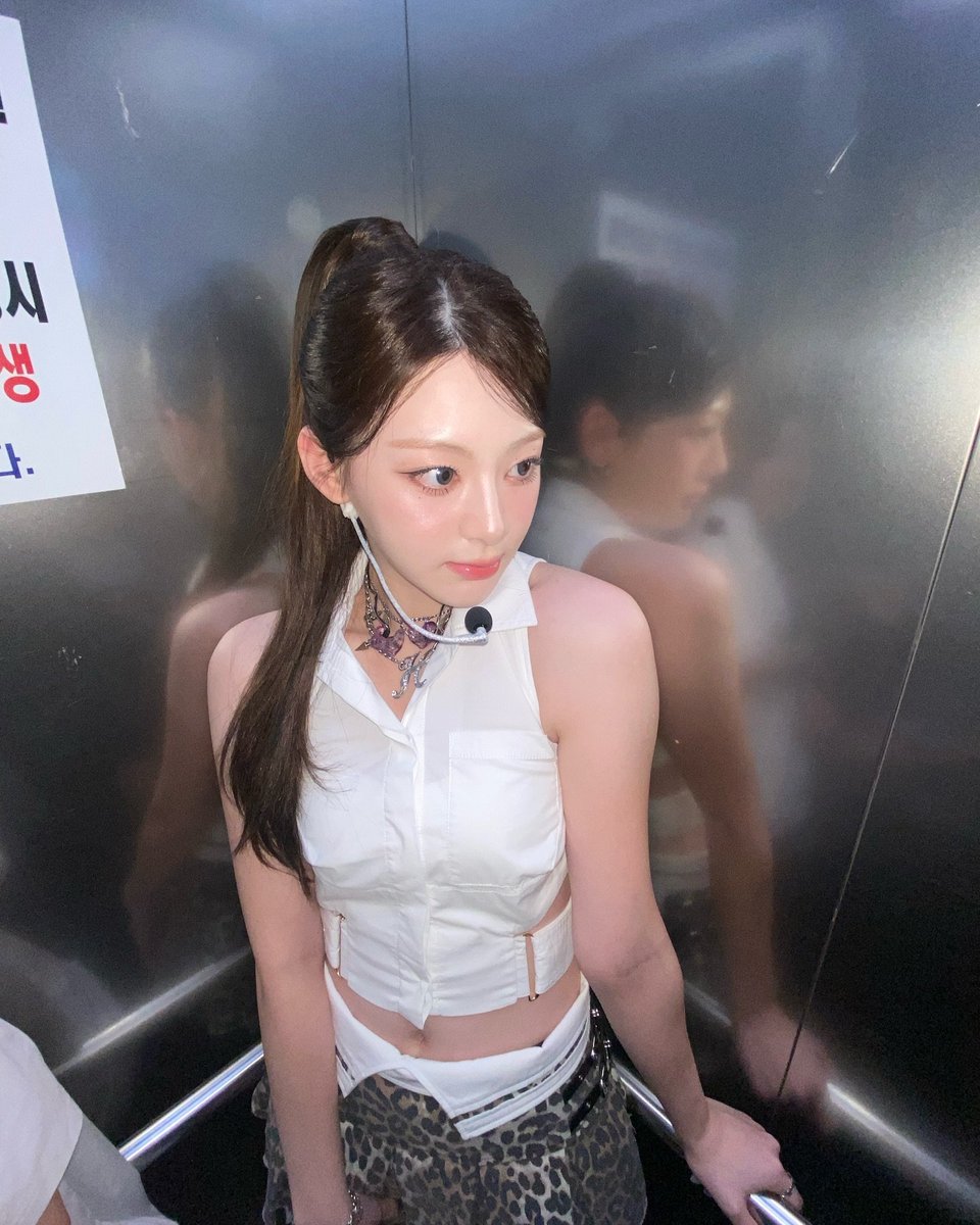 elenatuiide's tweet photo. with an edgy and confident style, I look speaks volumes. the combination of a white cut-out top and leopard-print skirt creates a daring outfit. I focused gaze, paired with bold accessories, enhances the overall vibe, showcasing a magnetic presence full of charisma and elegance. https://t.co/wvSGDtfI1E