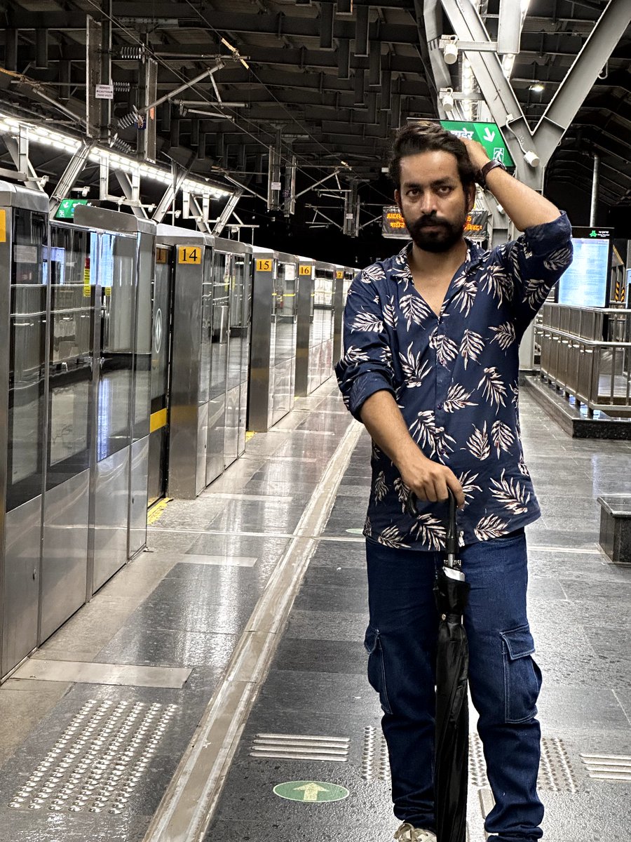 neerajthepoet's tweet image. मैंने भी कुर्ता नही पहना था इस बार
वो भी मिलने आई थी झुमका उतारे
- नीरज नीर