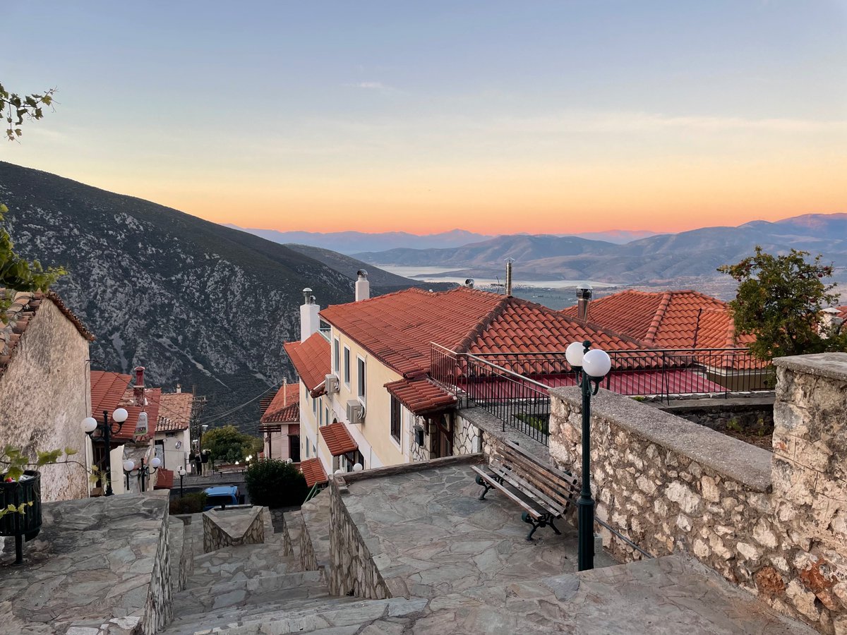 KateGQuinlan's tweet image. Thanks to the later #GreeKLF conference start this morning, I was able to do my morning walk after sunrise! Delphi is beautiful! Now time for science… @UNSWBABS @MerlinCrossley @manan_s9