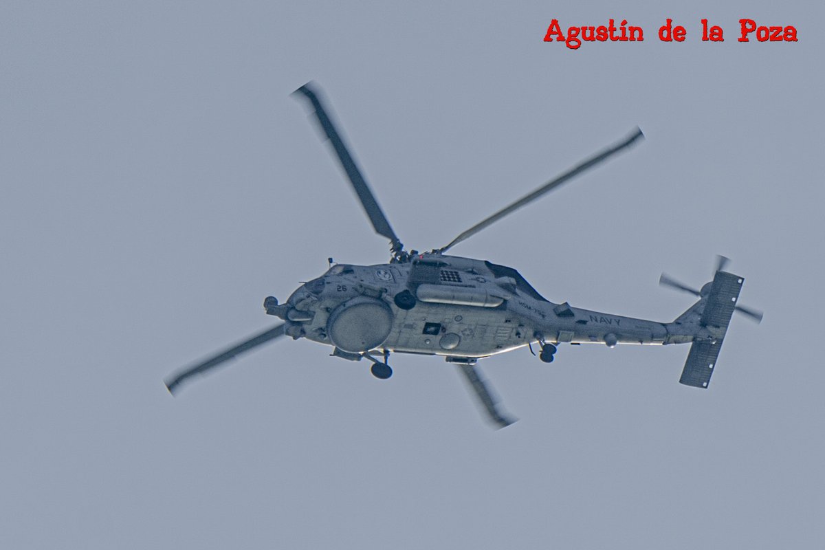 AgustinLowpozi's tweet photo. Helicóptero MH-60R Seahawk del Escuadrón HSM-79 Griffins realizando ejercicios en la Bahía de Cádiz, apoyando a destructores en misiones de la Sexta Flota desde la Base Naval de Rota. #MH60RSeahawk #HSM79 #Griffins #FDNFE #BaseNavalRota #SextaFlota #MH60RSeahawk #Griffins https://t.co/tADkq04imm