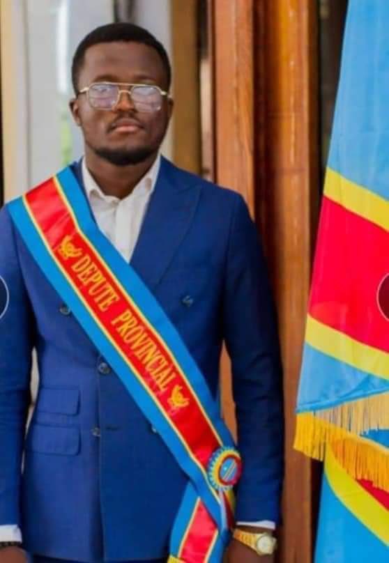 modumbani's tweet photo. Il a usurpé l'identité de député à Kin, tirant parti d'un cadre institutionnel défaillant. Cet acte illustre la théorie du choix rationnel : les bénéfices escomptés ont prévalu sur les risques encourus. 
Les services à titrés doivent faire mieux #Criminologie #ChoixRationnel https://t.co/GDhMnaJSWE