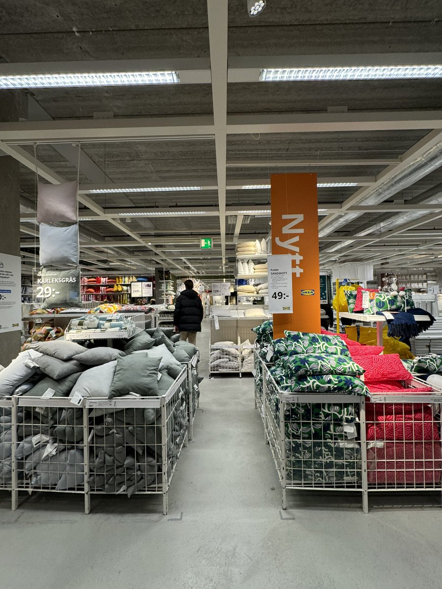 本場スウェーデンのIKEA

日本のIKEAが完コピすぎて、違いは値札の通貨くらい
レストランも全く同じ

なのでIKEAに行けばスウェーデン旅行になります