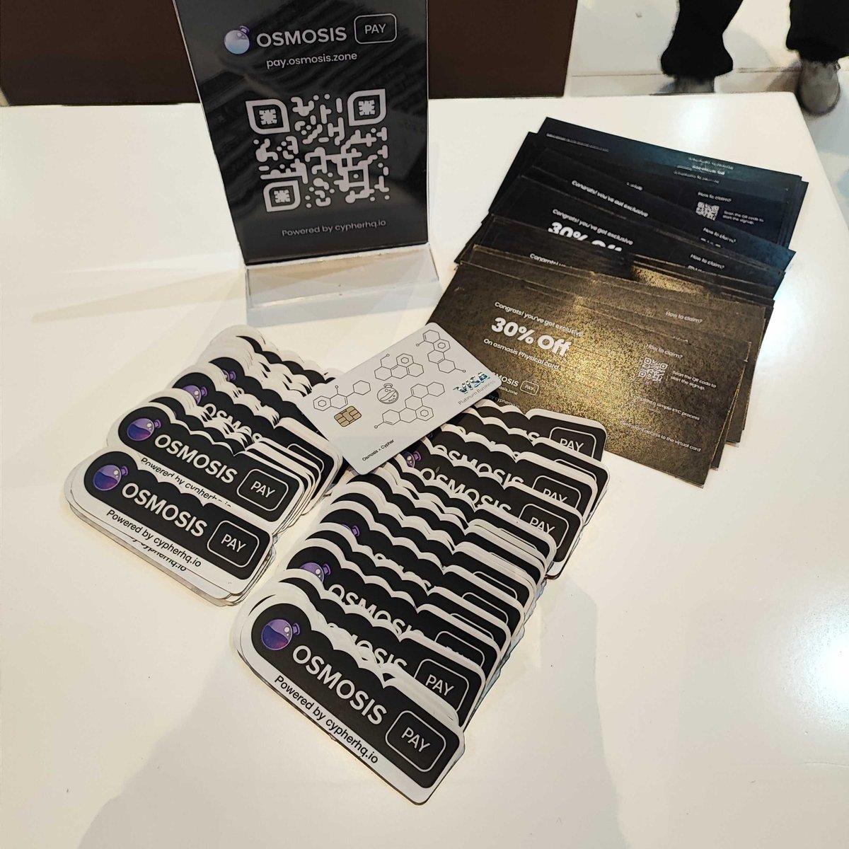 🥁Cosmoverse attendees, the secret's out! 🤫

Our "30% off" offer on Osmosis physical cards is now open to EVERYONE for the next 24 hours! 🧧🎁

Want in? 
1⃣Retweet this post &amp;
2⃣comment "Osmosis Pay" 

We'll DM you the code 

⏰ 24 hours only! Don't miss out!

#cyphercard