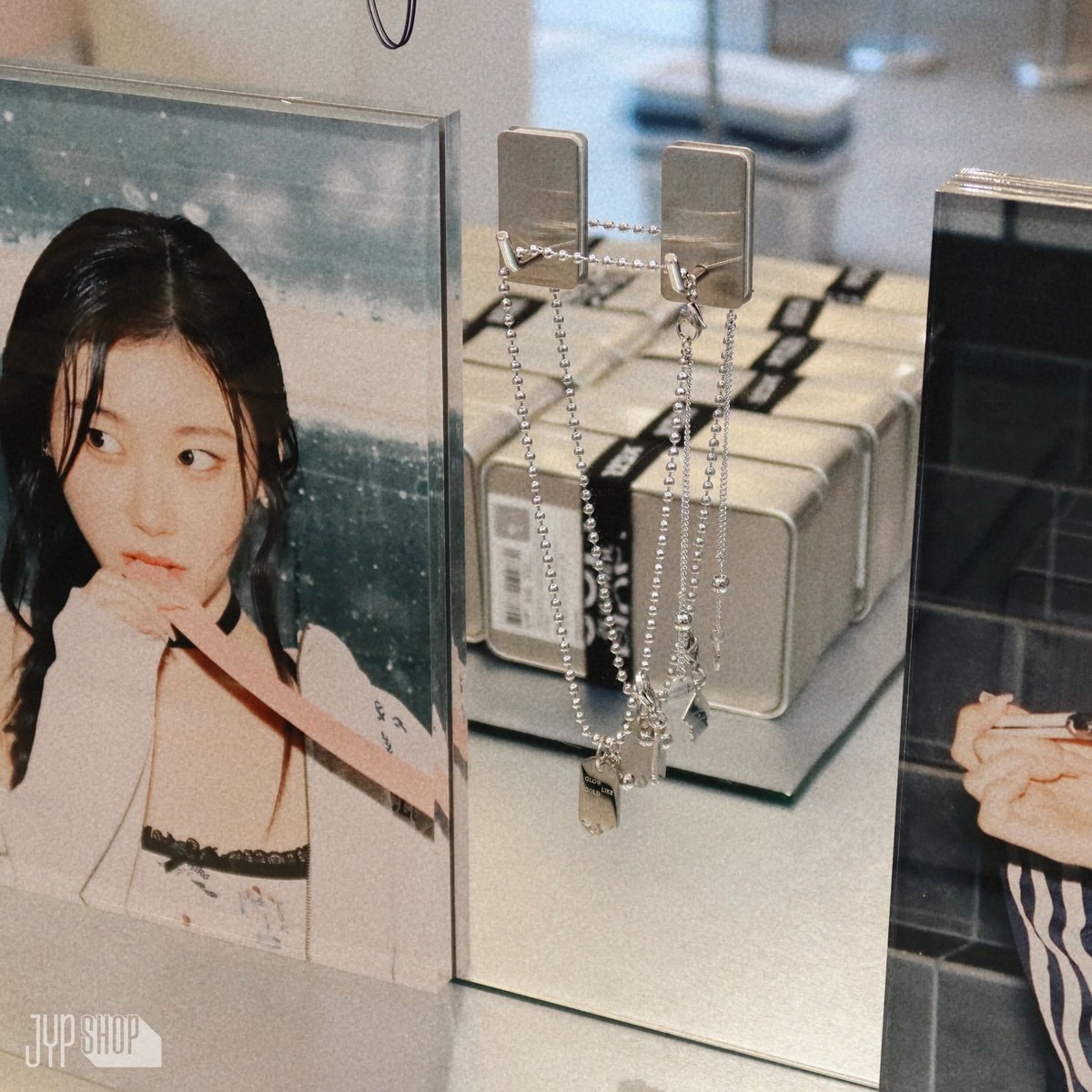 the_FANSSHOP's tweet photo. ITZY <GOLD> POP-UP STORE✨

본 적 없던 MERCH 
MIDZY의 본능을 깨워!

온라인 예약 판매 마감 D-1💛🖤
다양한 MERCH를 JYP SHOP에서 만나보세요!
👉https://t.co/2FAb2KIMjs

#ITZY #MIDZY @ITZYofficial
#ITZY_GOLD #GOLD_POPUP
#JYPSHOP #집샵 https://t.co/t19GabCnOf