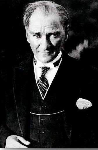 AvEceGuner's tweet photo. Cumhuriyetimizin vizyonuna, 

Atatürk’ün yoluna, 

Gönülden bağlı olanlar, 
kandırılamaz.

Cesaretle, dürüstlükle, tarihin hep doğru tarafında durmaya çalışırız. 
Vicdanımız rahat. https://t.co/vLWZqXU7yh