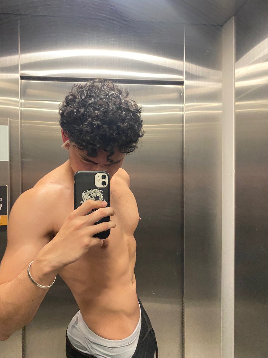 La mejor parte de bombear es tomarte fotos encuerado.