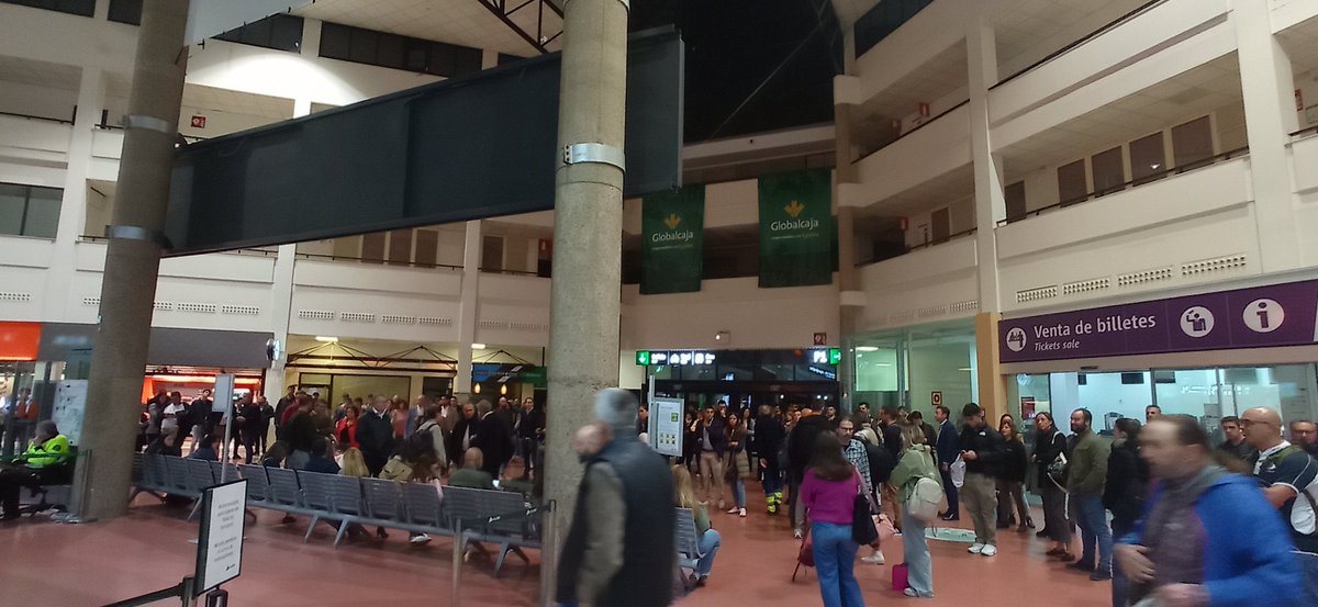 AVE_CiudadReal's tweet photo. Tren 7:18 CR-Madrid aún no ha salido de Puertollano, ni tiene prevista hora de salida. No hay información. Colas e impaciencia en las dos estaciones. Previsión de retrasos en horarios posteriores. Otra jornada más a la basura para cientos de personas. https://t.co/c7EPkofuP1