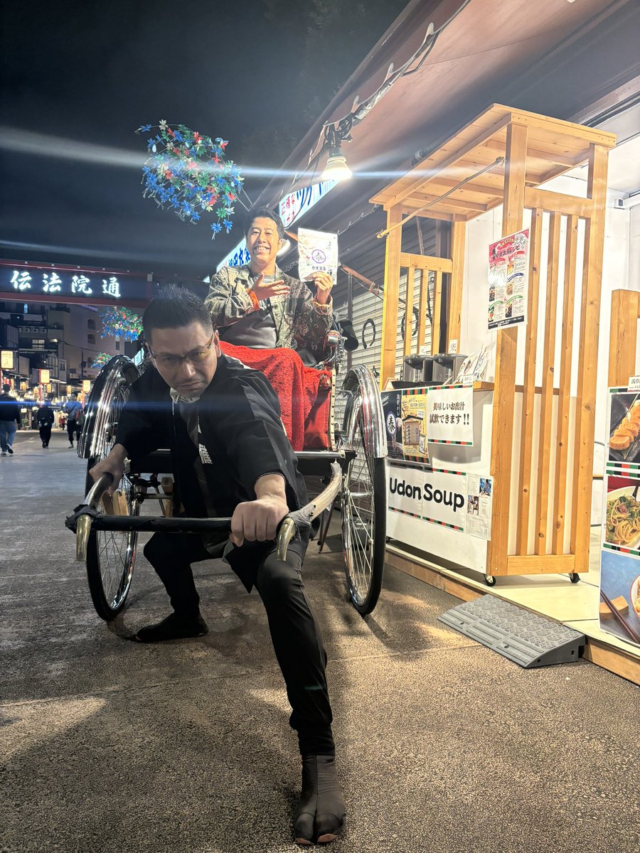 otoko_yamaguchi's tweet photo. 「浅草やすまる」
ウエストランド井口が浅草だしを大量10個ご購入してくれました〜！
人力車で乗り付けるパターンね！
買うまで動かないパターンね！
さすがタイタンの後輩ね！
井口ありがと〜！ https://t.co/RwTsAB2ypn