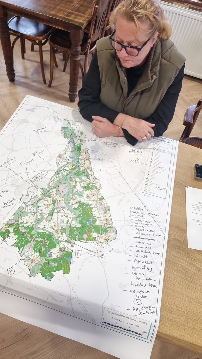 Hard werken aan de inrichting van het nieuwe #bezoekerscentrum Huis van de Drentsche Aa in Deurze. Hoe gaat de grote Wandkaart eruit zien?