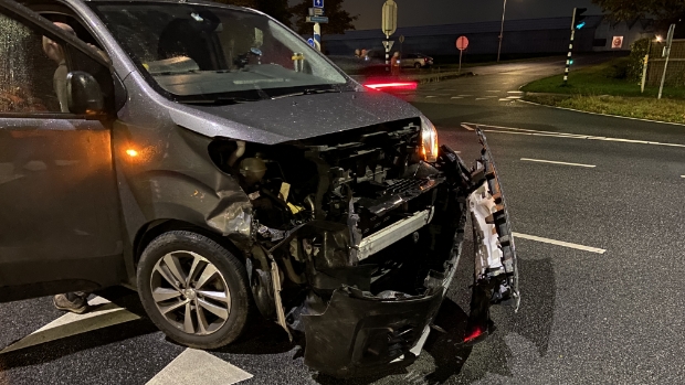 Aanrijding met bedrijfsbusje en personenwagen op de Molenbroeklaan