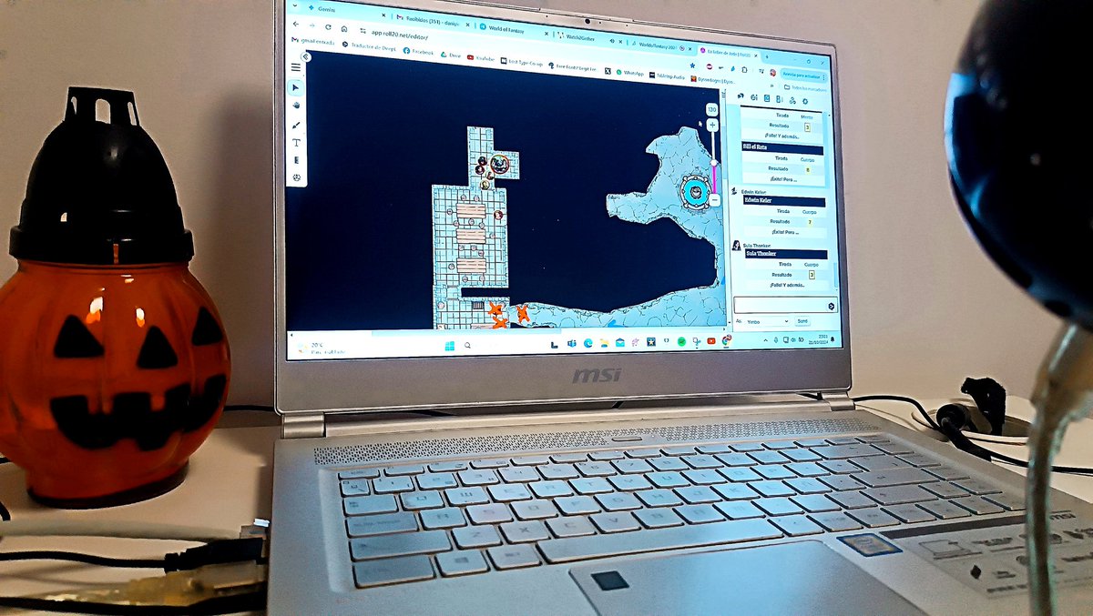 Mazmorreo con mapitas y World of Fantasy, como jugador. Que haya gente que juegue a algo escrito por mí... No termino de acostumbrarme, pero me hace feliz 😊