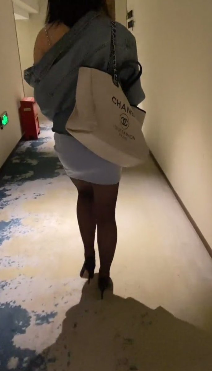 活动有时候可以进去后立即开始3P，不憋着，不装君子，一个逼两个男人换着操 一回合结束一起混着洗浴穿上情趣继续认真淫乱。部分露脸经典高清全集接近一小时打电报群 #淫妻#绿帽 #3P 

投稿💌：
@RLWJ_kuking  @JWCJ_kuxs https://t.co/8BqPPL8ZDy