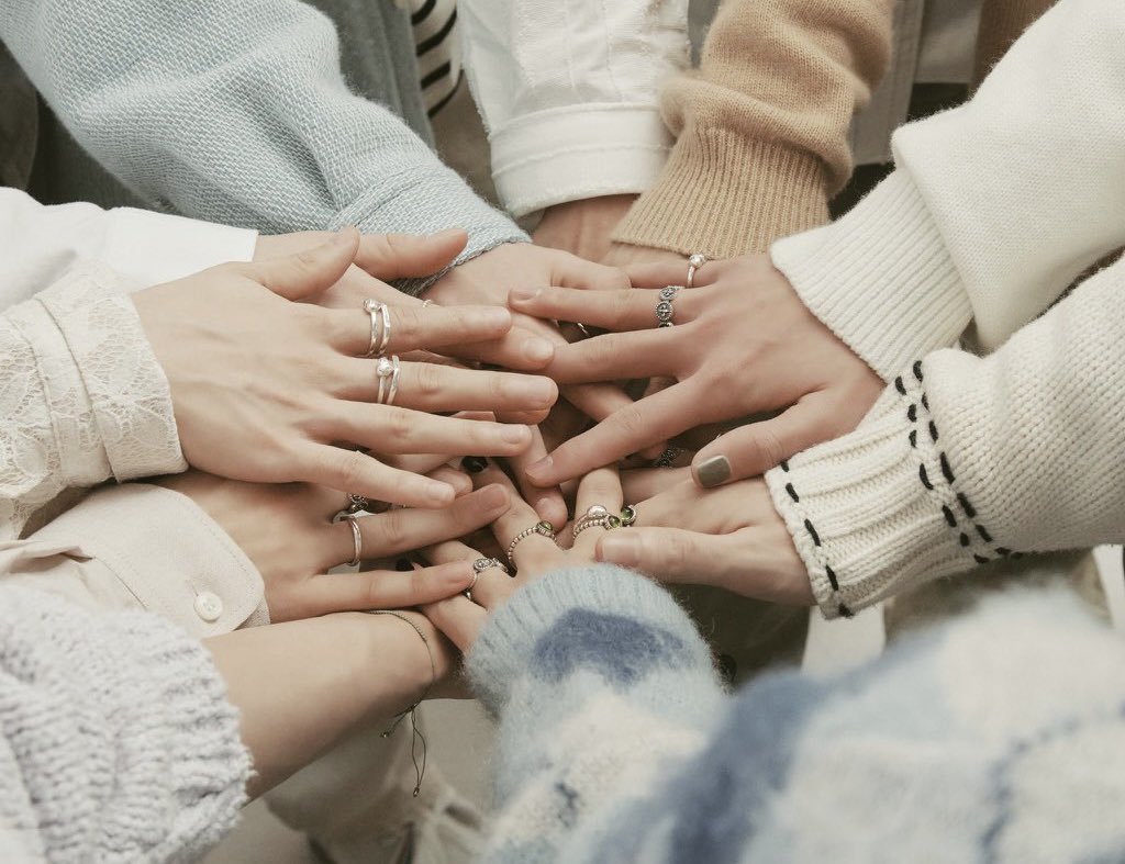 raraxthetics's tweet photo. “take my hand and run” ✨🫳🏻
#treasure #2024MAMAVOTE https://t.co/dldSMddhsH