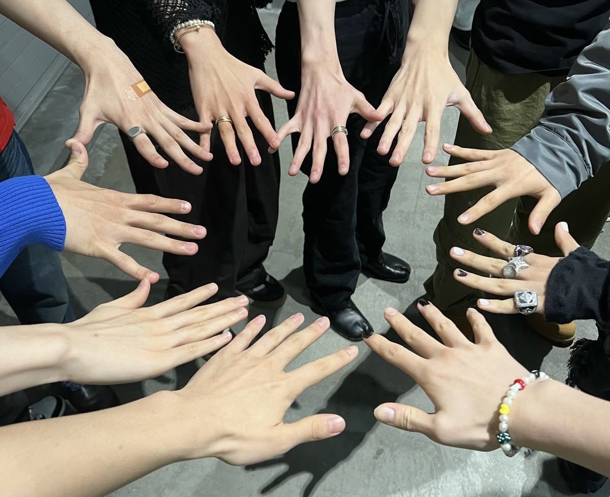 raraxthetics's tweet photo. “take my hand and run” ✨🫳🏻
#treasure #2024MAMAVOTE https://t.co/dldSMddhsH