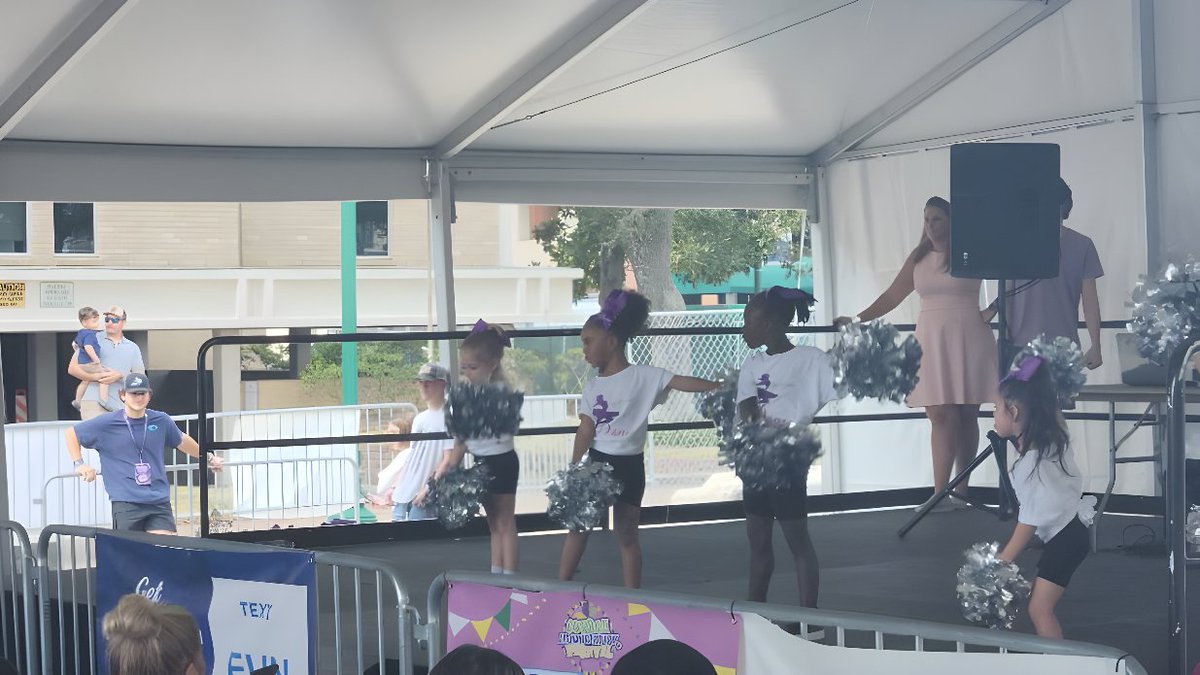 1meyissa's tweet image. Throwback to when Bri performed at the Cajun Catfish Festival with her dance troupe.  #DanceTroupe #CajunCatfishFestival #Performance #DanceLife #StageLife #FestivalVibes #LiveDance #DancePerformance #FestivalSeason #CulturalFestival #MusicAndDance #DanceDay #ThrowbackMemories
