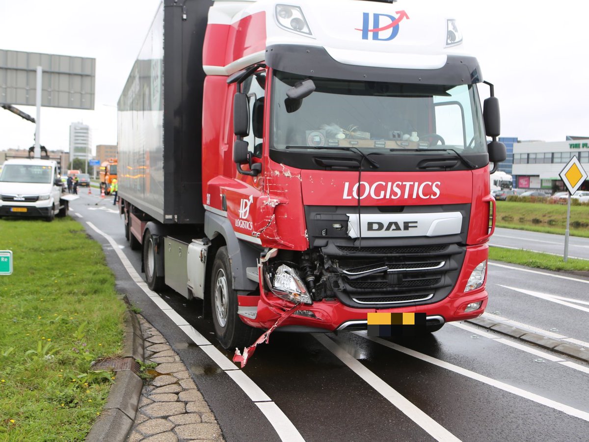 Ongeval tussen vrachtwagen en bakwagentje op N465 bij Honselersdijk
