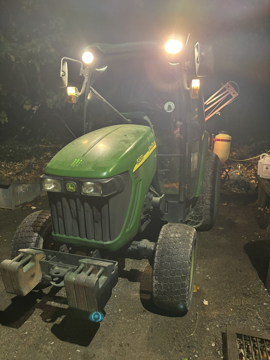 Briand40adare's tweet image. An early application of sea nymph competition going out on the greens 🌊 ⛳️ @adaremgc_1900 @NymphDavid @stephencasburn @hardisprayers @weldon_08 @weldonmowers @JohnDeere @greenkeepingmag @greenkeepingire @ATPI21 @turfnet @TurfBusiness @turftoday