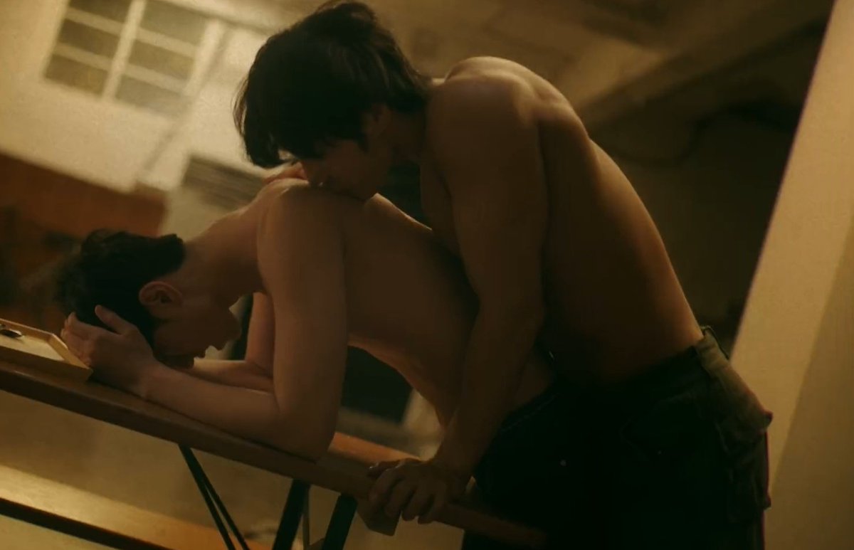 seochanist's tweet photo. i was born in the right generation... being on the internet, gay and redefining gender norms and stereotypes like watching a 6'2 man bottoming on big screen

#LoveInTheBigCity https://t.co/FxvVqfHJSH