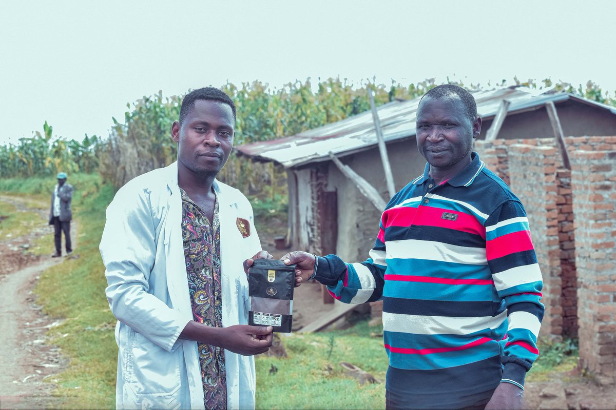 darling_ug's tweet photo. Sourced from #MtElgon smallholderfarmers, #Processed&amp;Roasted at origin #Mbale, distributed to the people who tirelessly produce the amazing crop. 
You can clearly see the joy of getting to taste their own #valueAddedCoffee 
#PromotingDomesticConsumptionofcoffee
📷 @meya_ukasha https://t.co/WqOiLiQs3r