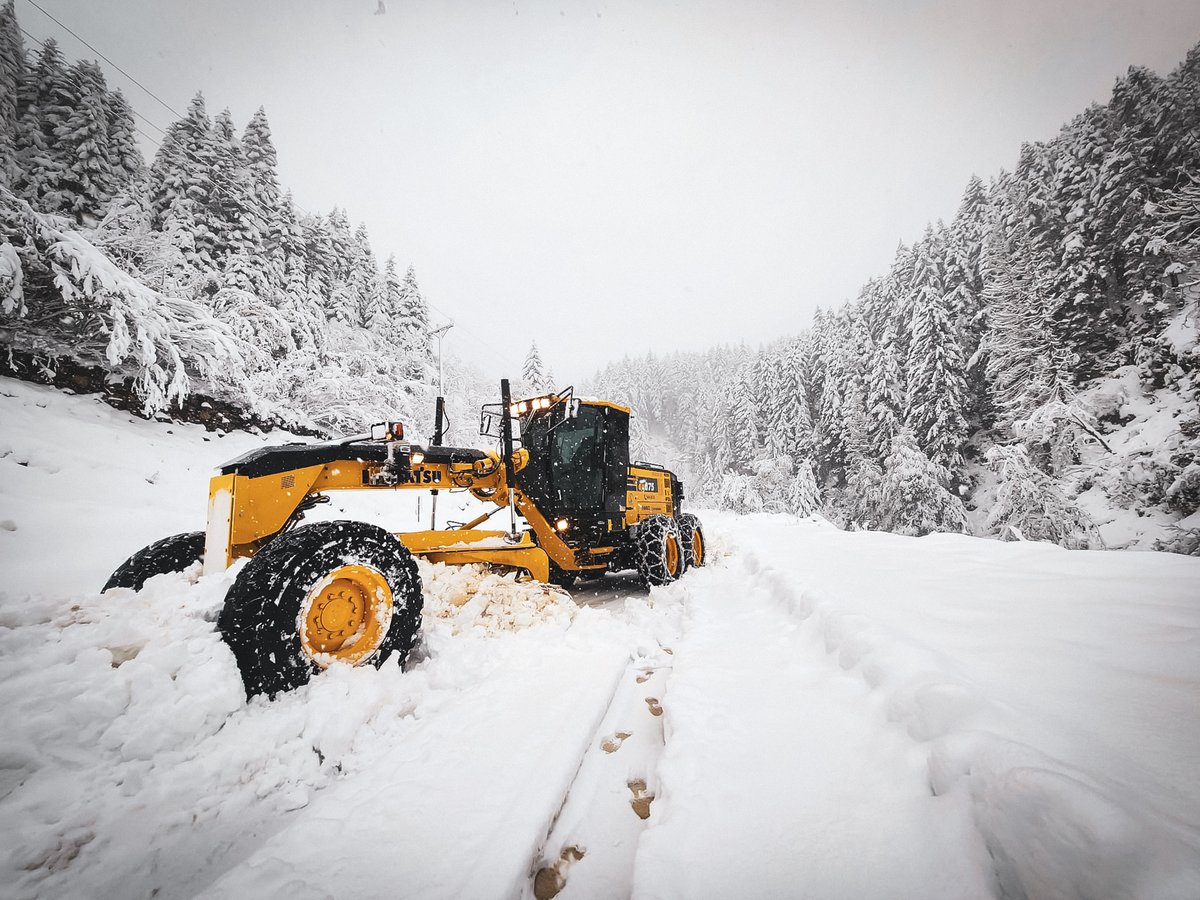 rizeozelidare's tweet photo. ❄️🚧 İl genelindeki 2⃣1⃣ köyümüzün yolları kar yağışı nedeniyle ulaşıma kapanmıştır. 

Kar temizleme çalışmaları 5 iş makinesi ve 7 personel ile sürdürülmektedir. #HizmetİçinVarız https://t.co/Wwd8ZeGOsj