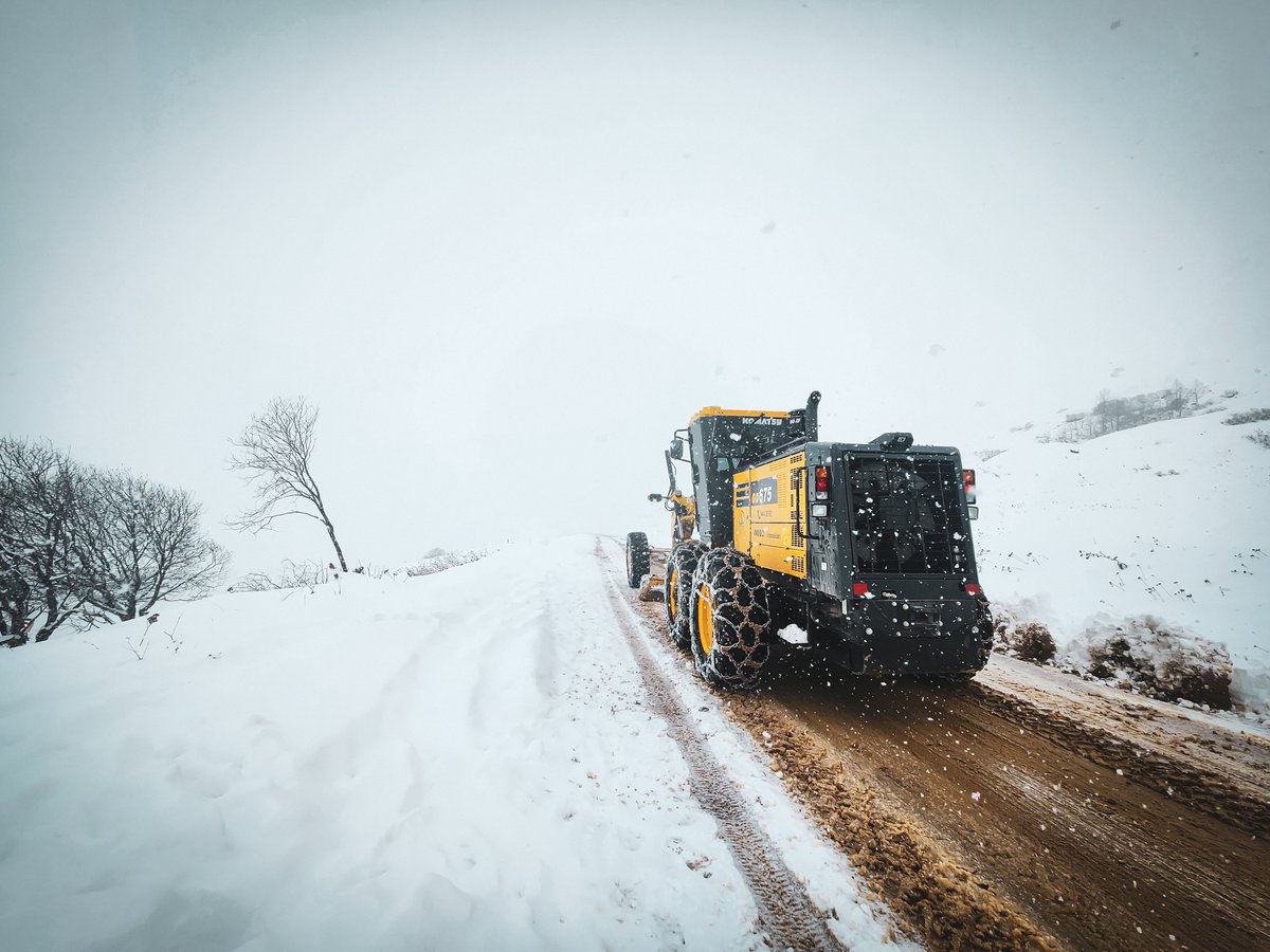 rizeozelidare's tweet photo. ❄️🚧 İl genelindeki 2⃣1⃣ köyümüzün yolları kar yağışı nedeniyle ulaşıma kapanmıştır. 

Kar temizleme çalışmaları 5 iş makinesi ve 7 personel ile sürdürülmektedir. #HizmetİçinVarız https://t.co/Wwd8ZeGOsj