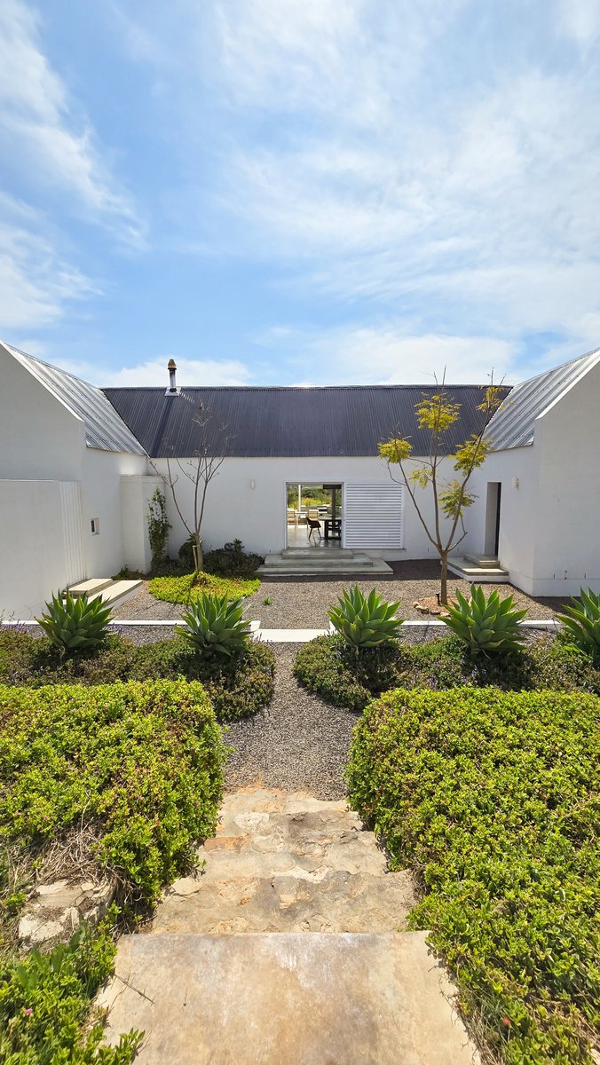 travelopulent's tweet image. Looking for a spring escape? 🌸✨ Lucky Crane Villas in McGregor is the perfect mix of charm, comfort, and nature. Discover more about The Red Bishop Villa in my latest review! 🌿 
travelopulentbox.com/2024/10/22/get… #SpringGetaway #McGregor #LuckyCraneVillas