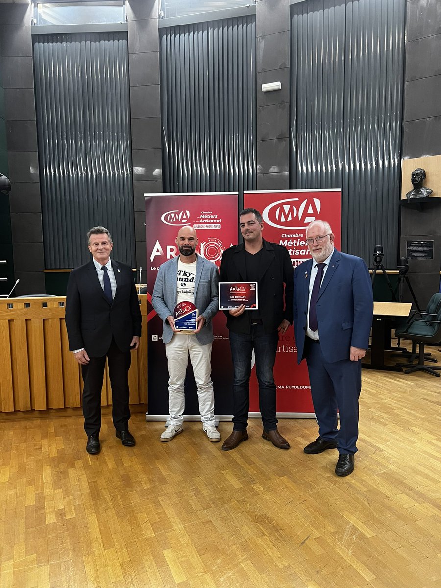 BoyerJ_M's tweet photo. đ Jâai eu le plaisir de participer Ă la remise des prix ARTINOV, organisĂ©e par la Chambre des MĂ©tiers du Puy-de-DĂŽme et prĂ©sidĂ©e par Jean-Luc Helbert. Un bel hommage Ă lâinnovation et Ă lâexcellence de nos artisans passionnĂ©s ! #ARTINOV #Innovation #Excellence #Artisanat https://t.co/l1DNLSTTer