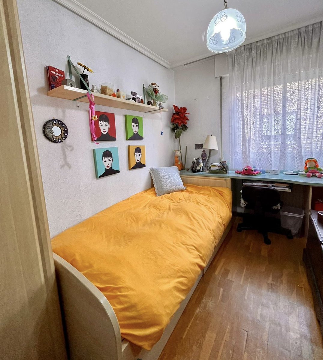 #sevende #piso en #palencia por 148.000 euros. Está en la calle Los Robles y tiene CUATRO dormitorios. Es muy luminoso y se vende con plaza de garaje y trastero. Si te interesa, llámanos.