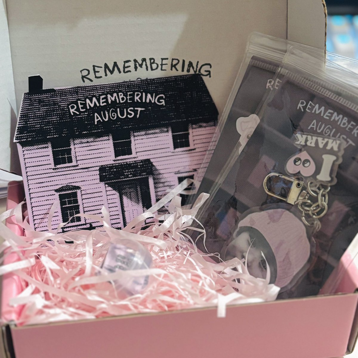 jenmklee's tweet photo. — received the cutest mail today ! so so pretty ( ๑ ˃̵ᴗ˂̵) ♡ thank you so much @remembering_aug ⭑.ᐟ

 #augustshaul https://t.co/jtroaK9dMm