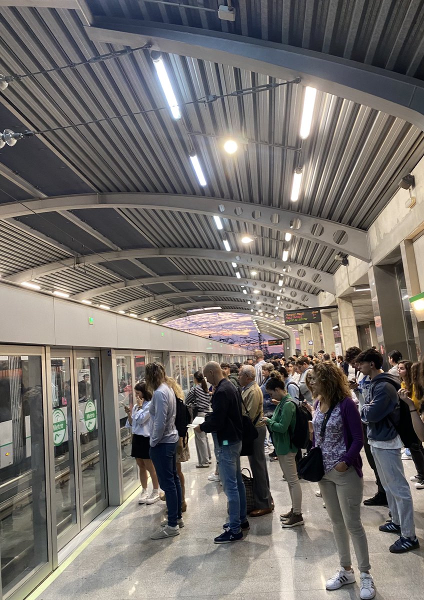 2 trenes han pasado ya, y seguimos sin podernos montar en la parada san juan bajo.. hagan algo en horas punta <a href="/jlsanzalcalde/">José Luis Sanz</a> <a href="/_metrodesevilla/">Metro de Sevilla L1</a> <a href="/AndaluciaJunta/">Junta de Andalucía</a>