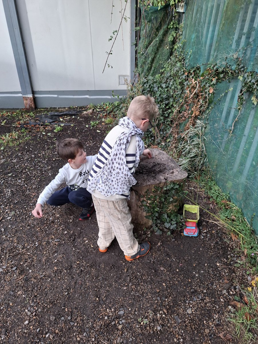 ms_lawson_class's tweet photo. Here we are completing maths challenges in the garden #mathsweek2024 https://t.co/6aB2En6FIi