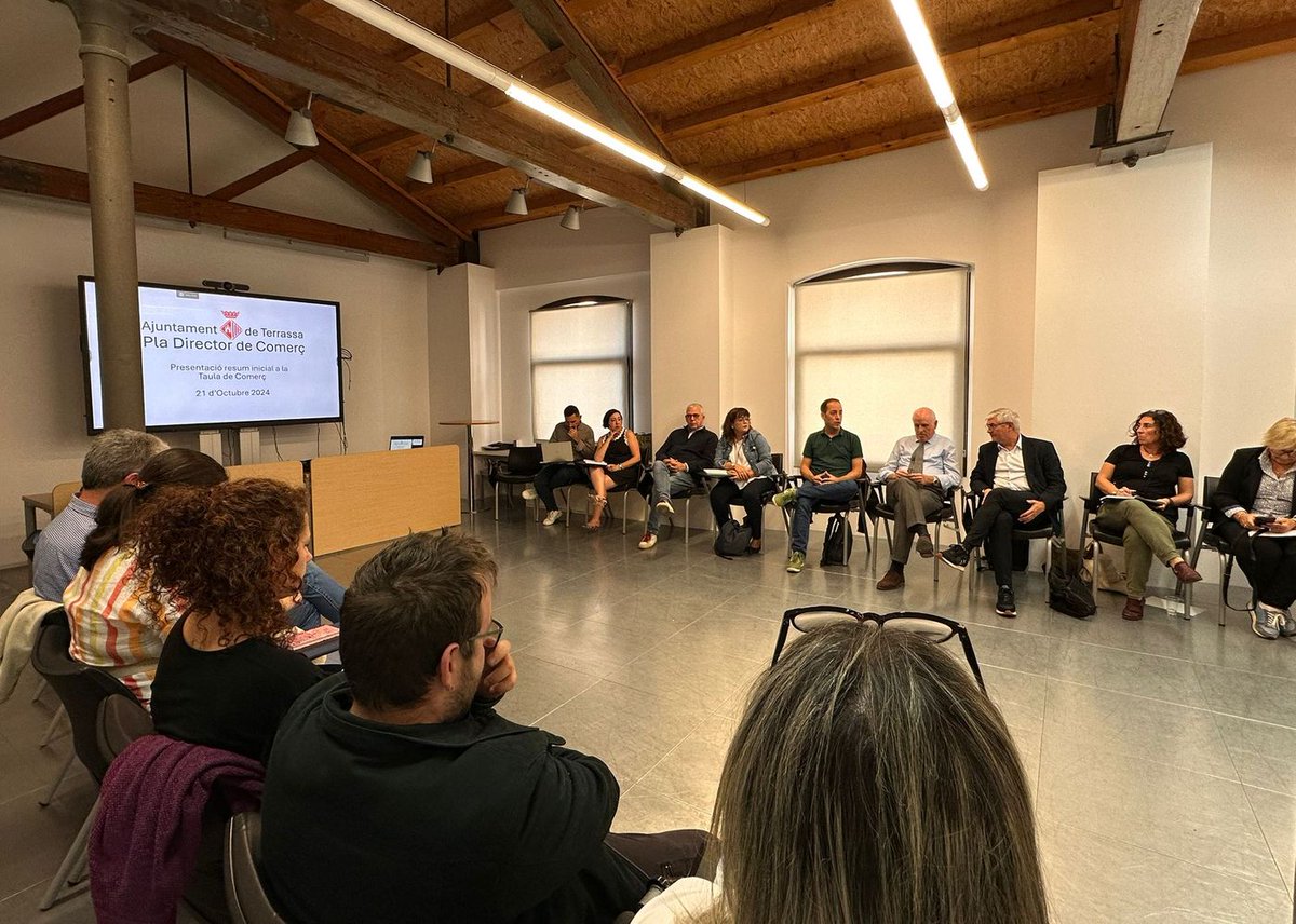 ajterrassa's tweet photo. 👥La tinenta d’alcalde @mlluisvall i el tinent d'alcalde @xcardona van participar ahir a la reunió de la Taula de #ComerçLocal de #Terrassa amb representants de comerciants, @PatronalCecot i Cambra de Comerç per tractar temes del nou #PlaDirector de Comerç.
@TerrassaComerc https://t.co/Zflg6A93Ei